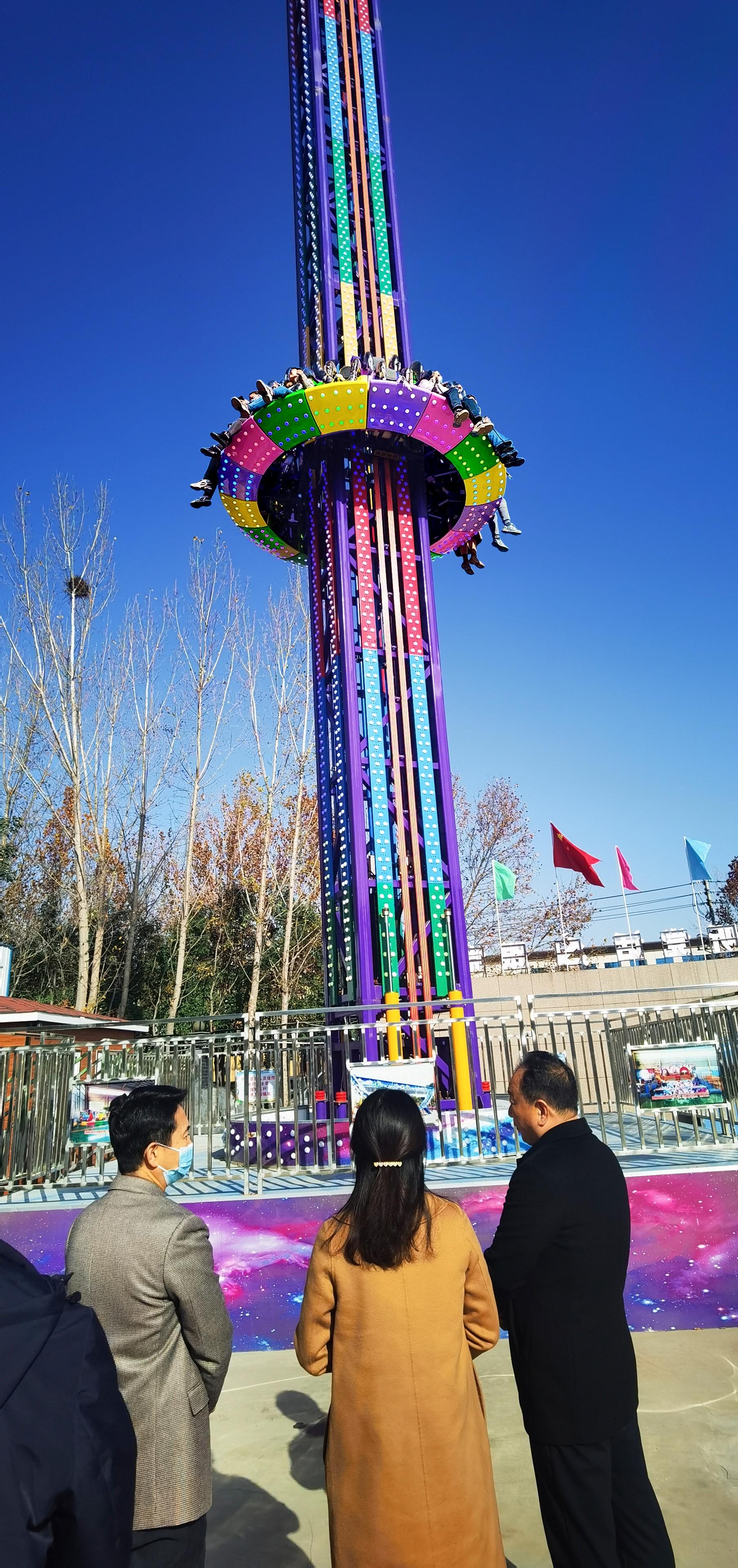 郑州市市场监督管理局副局长李光荣现场观看航天游乐旋转升降塔运行