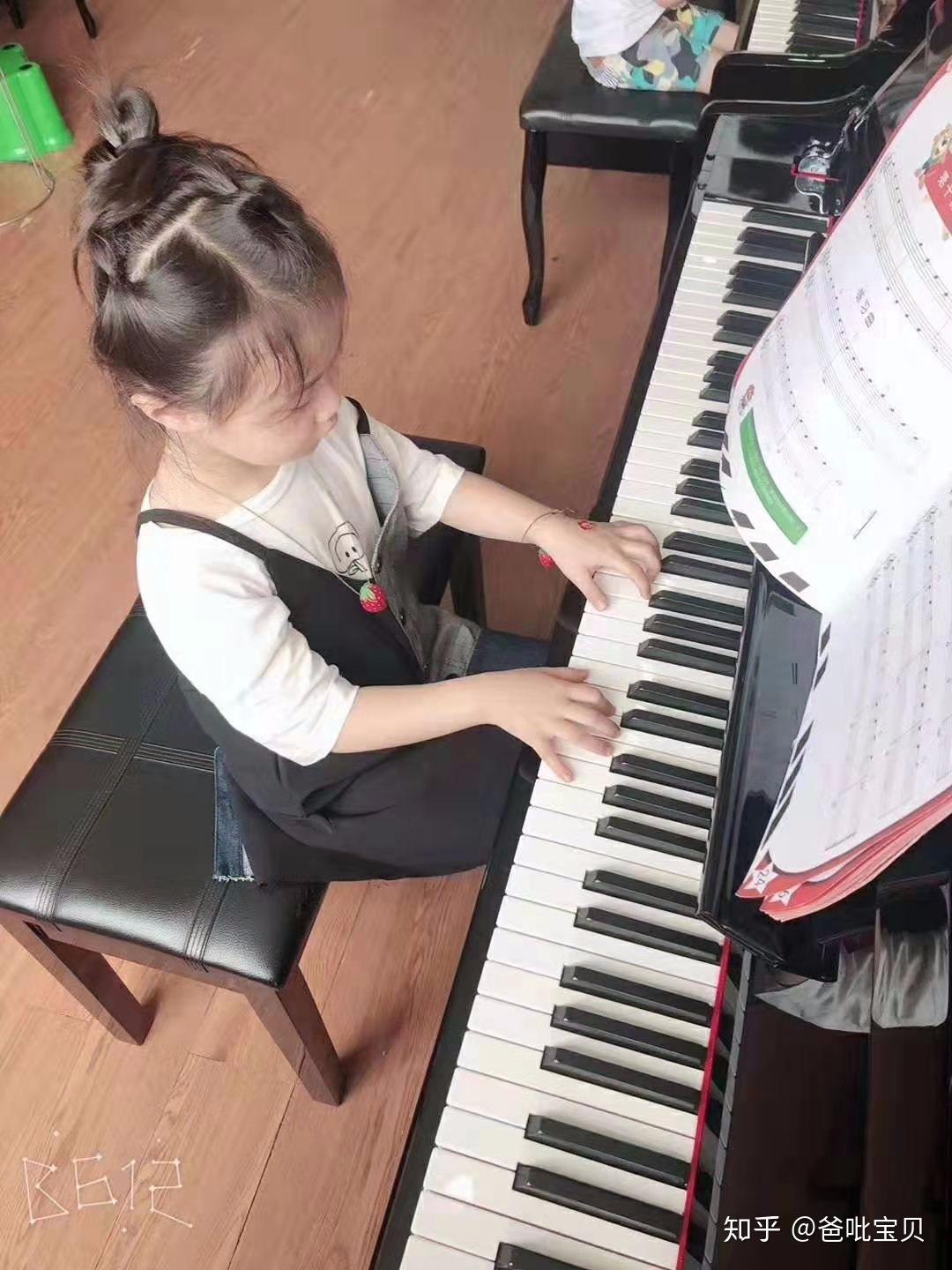 钢琴演奏儿童,琴童,钢琴演奏儿童发型_大山谷图库