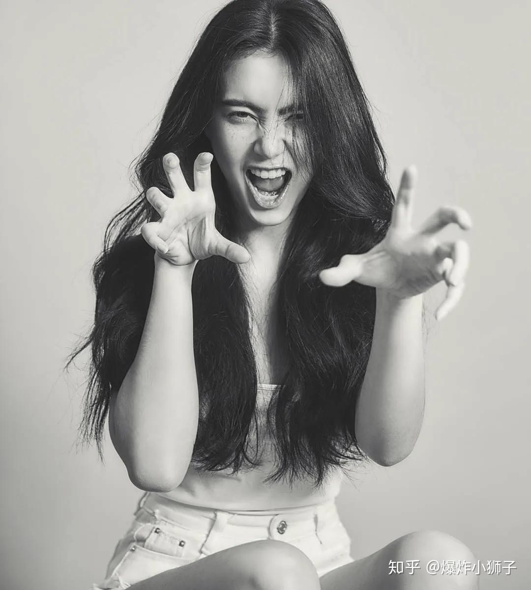 泰国明星拍照姿势大解锁,这哪是拍照简直就是勾心斗角