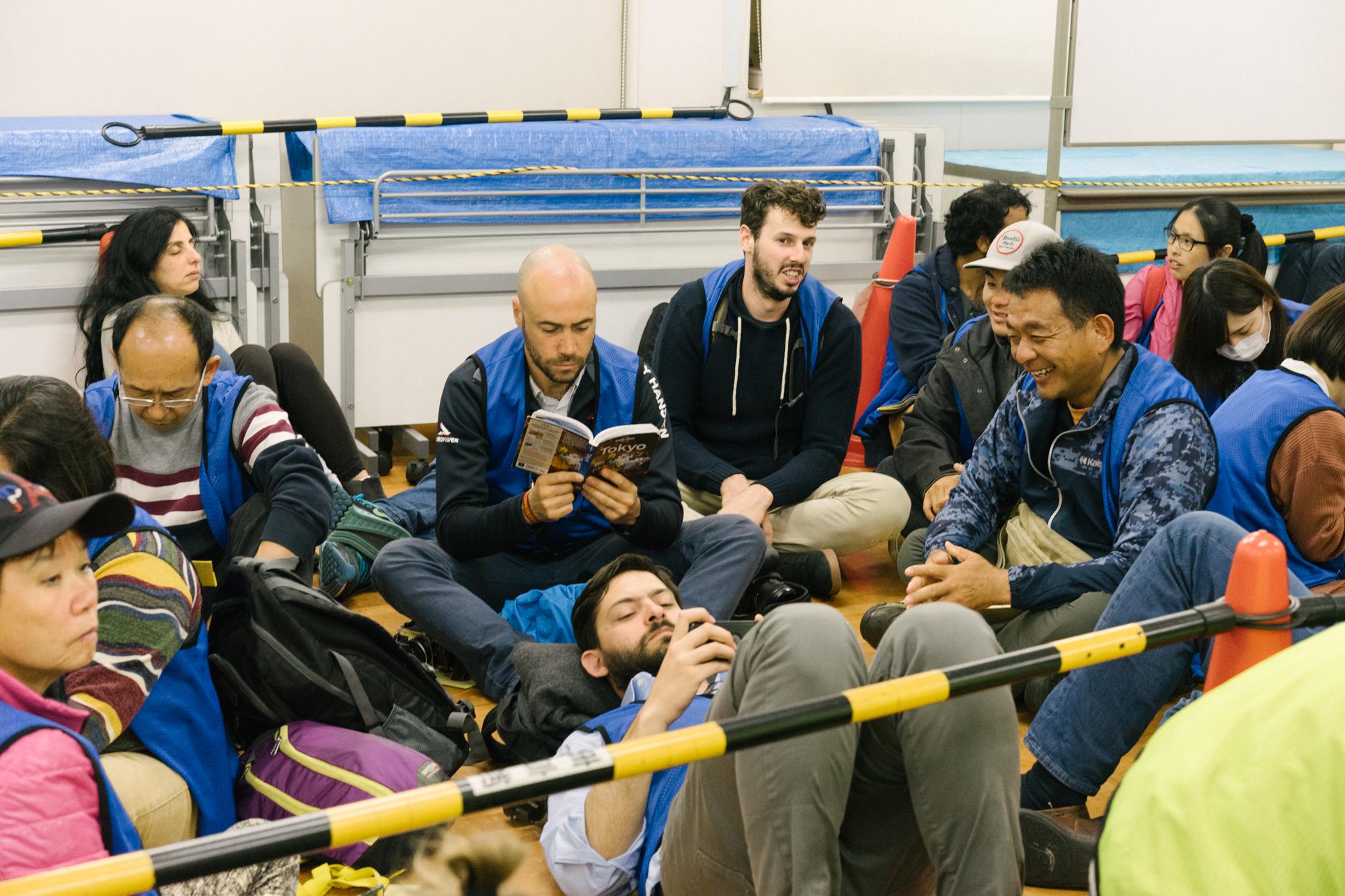 沿筑地市场边晴海通り,走到胜哄桥前,就能看