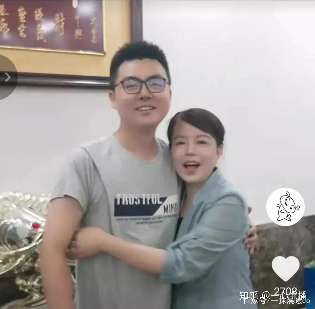 1 许敏对姚策28年的养育,虽然"错付",但是爱并无保留