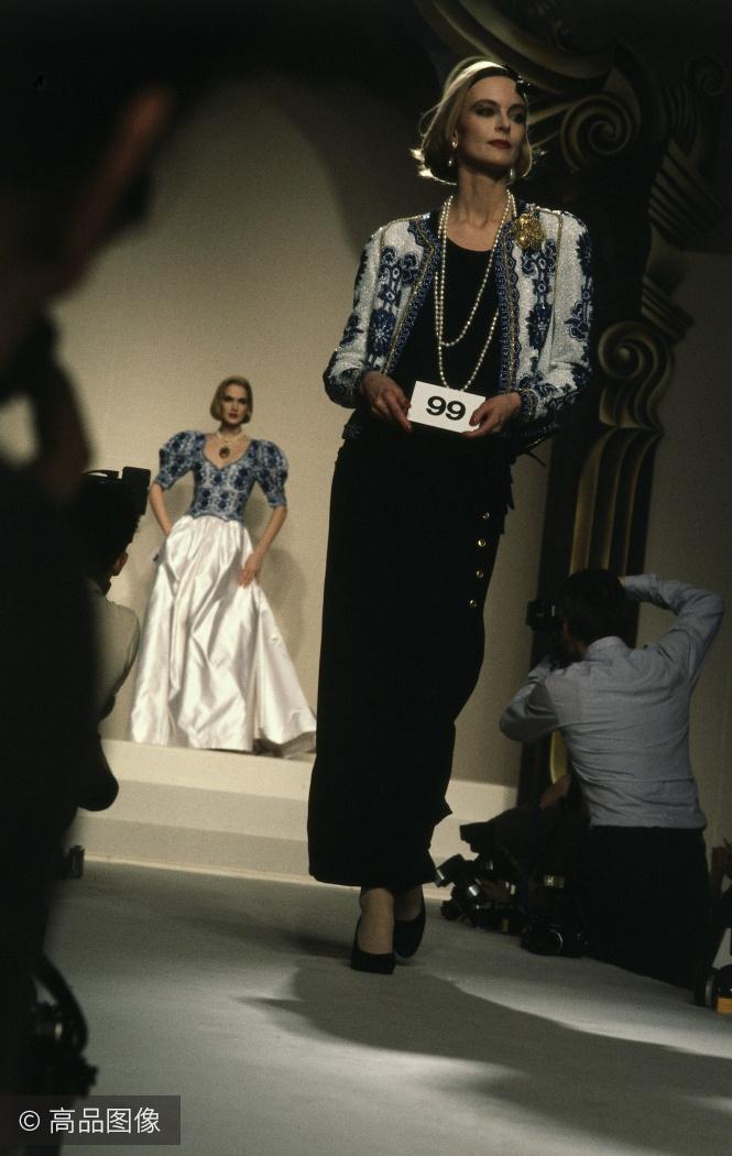 1984年巴黎,chanel春夏时装秀展,模特身穿晚礼服.
