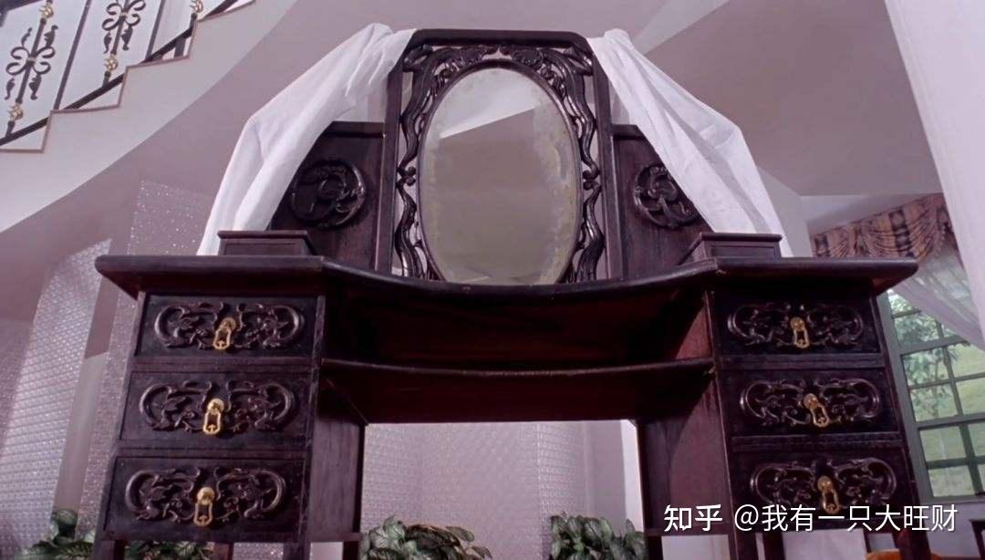 超越现实的超凡想象与离奇视角