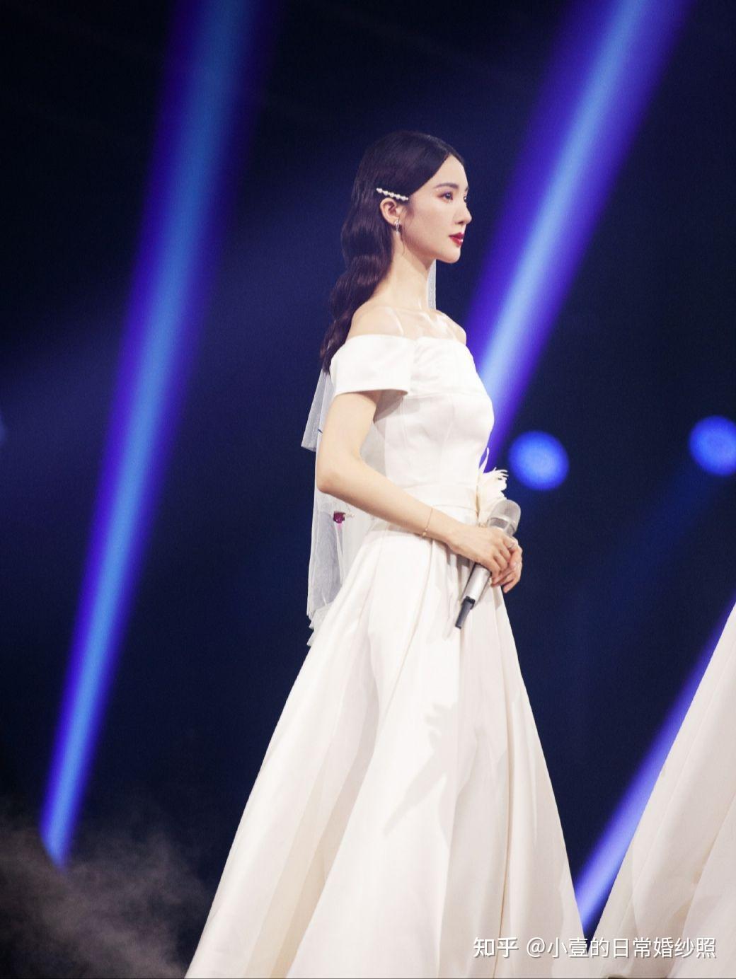 金晨身穿婚纱优雅大方明星婚纱照