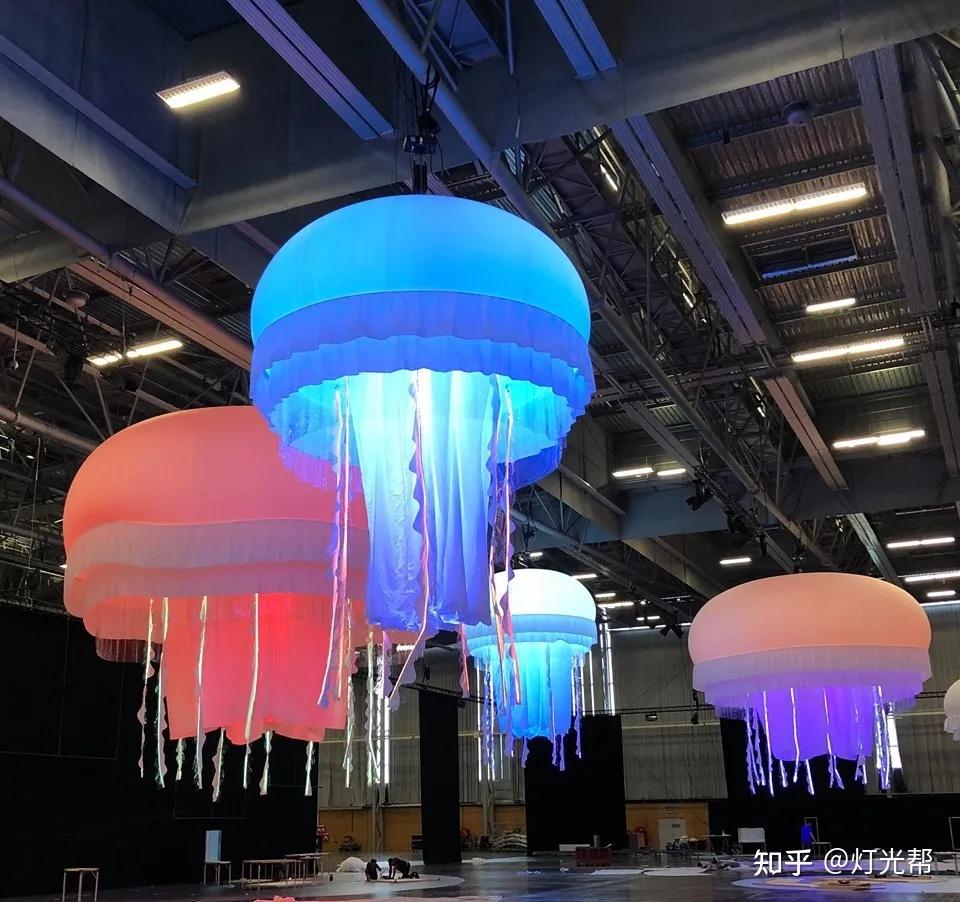 菲利普·朱伊拉特的《海洋xxl》巨型水母灯笼艺术,这个巨型水母的尺寸