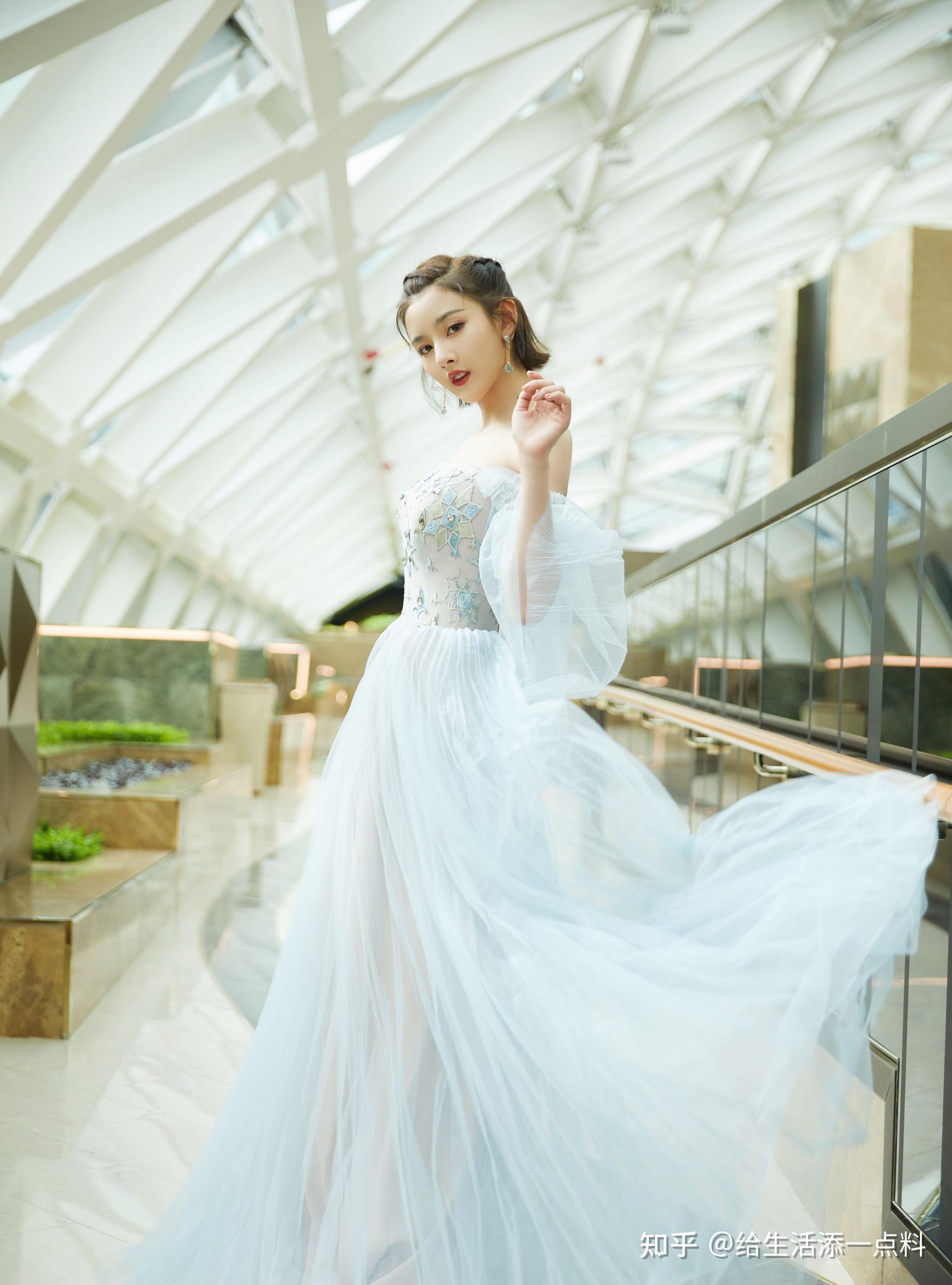 白色的蕾丝连衣裙真的也是另一种美的表现,美丽优雅而又透露出单纯的