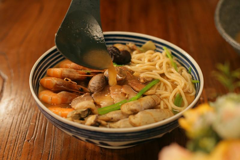 一口鲜浓的海鲜卤面,一吃倾心!