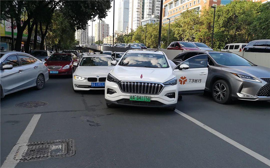 2020年6月12日,被一台身上贴着t3出行的红旗e-hs3来了一记没脑操作