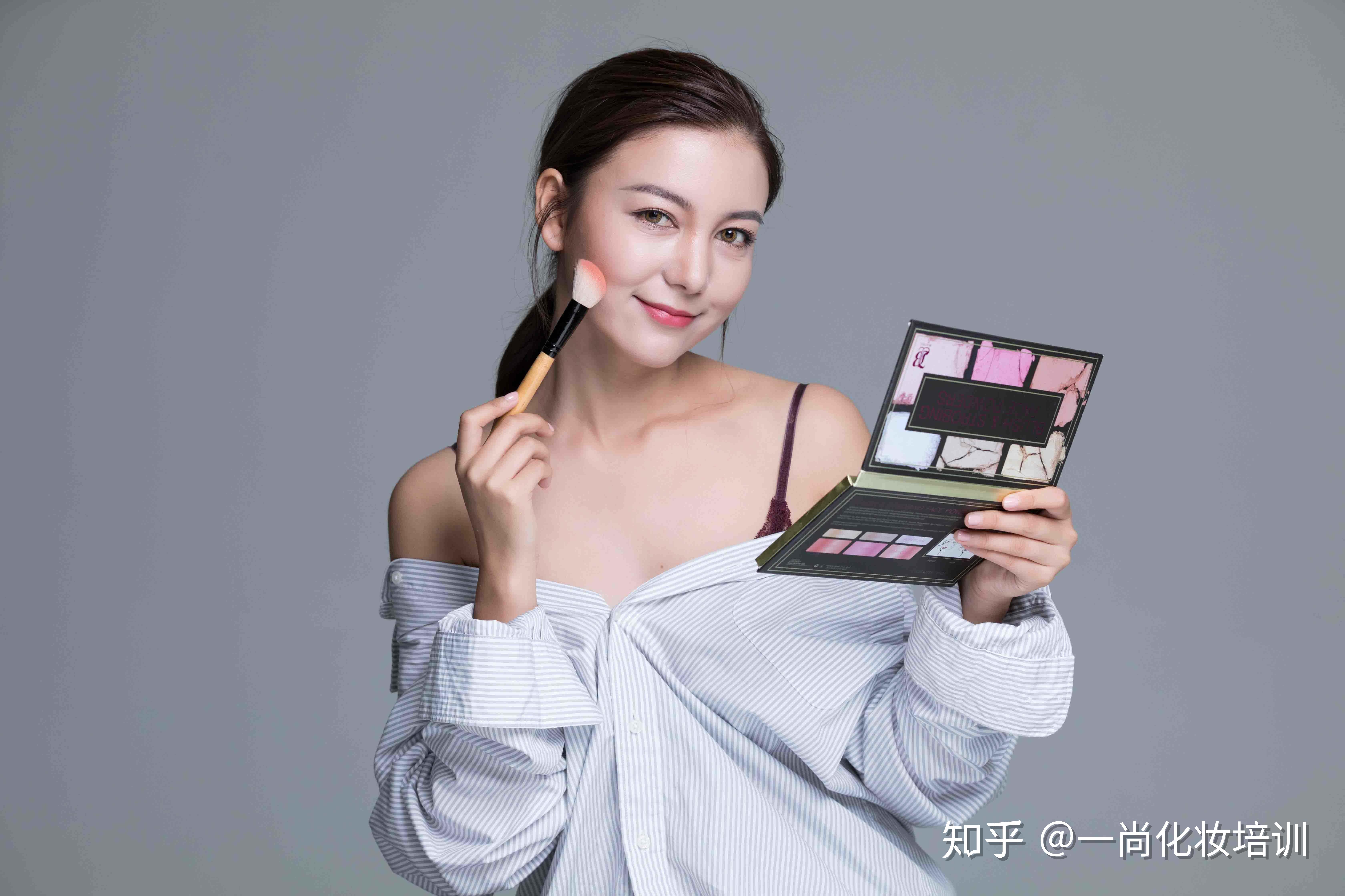 免费培训化妆是真的吗 v2-39b5e9686741bda855c8b20b9d116677_r.jpg