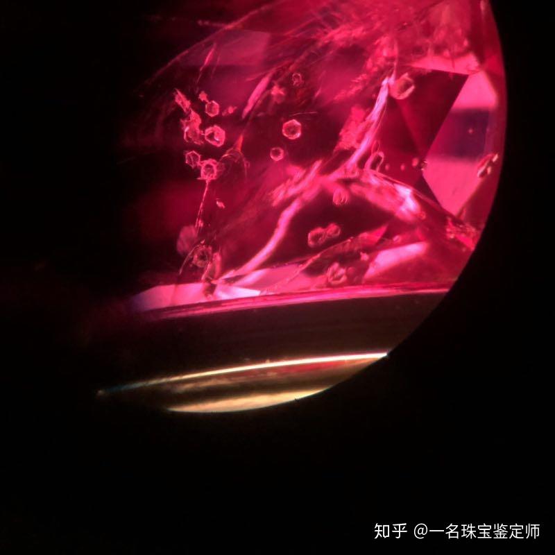 镜下看到上述两种特征包裹体之一,我们就可以判断说这颗红宝石是产自