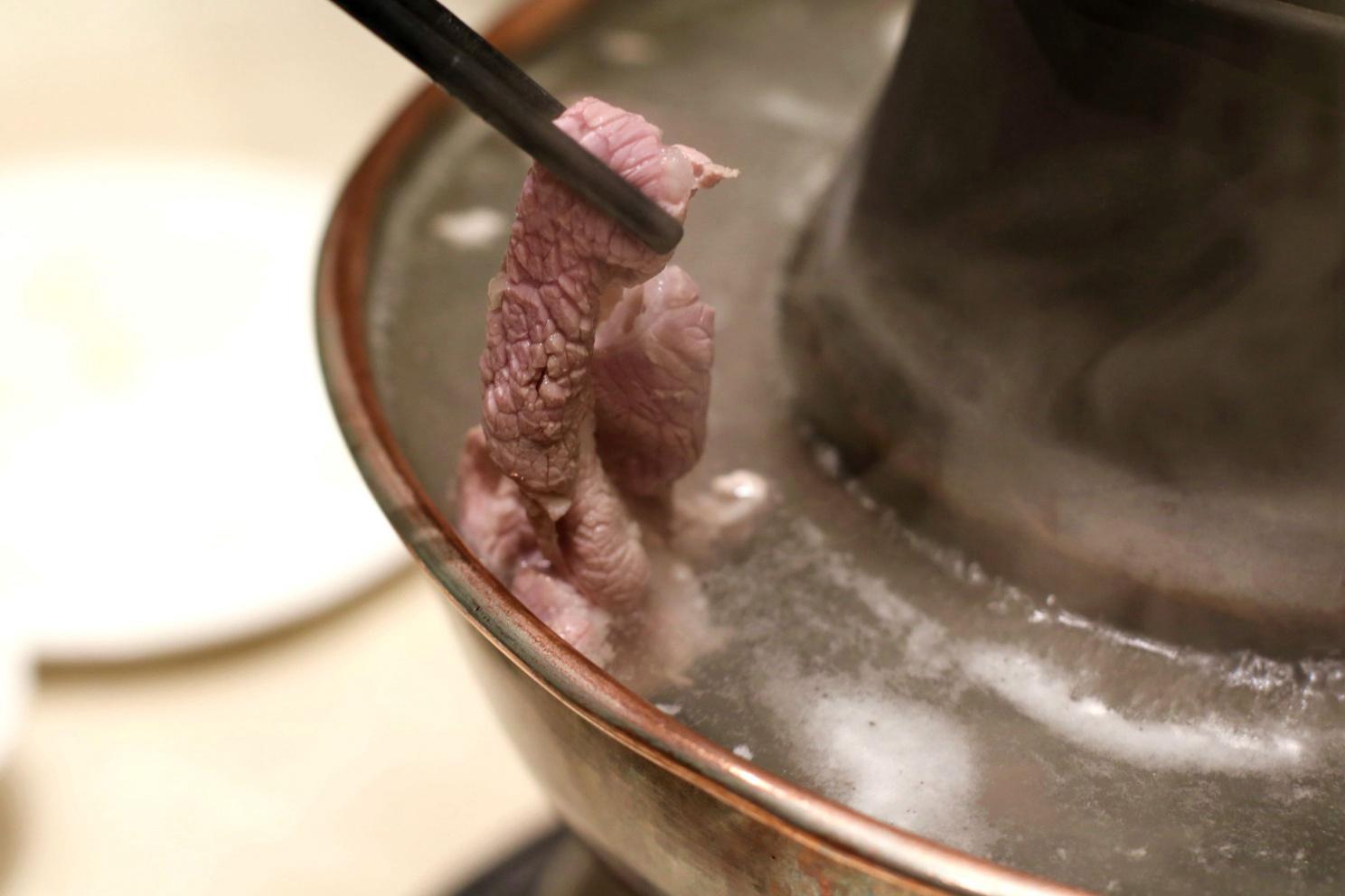 铜炉炭火和羊肉在南方的寒冬里温暖如春