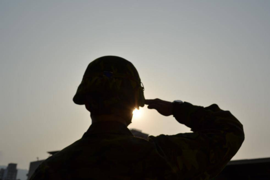 五星红旗和你敬礼的右手致敬八一我的hero嘻哈财税