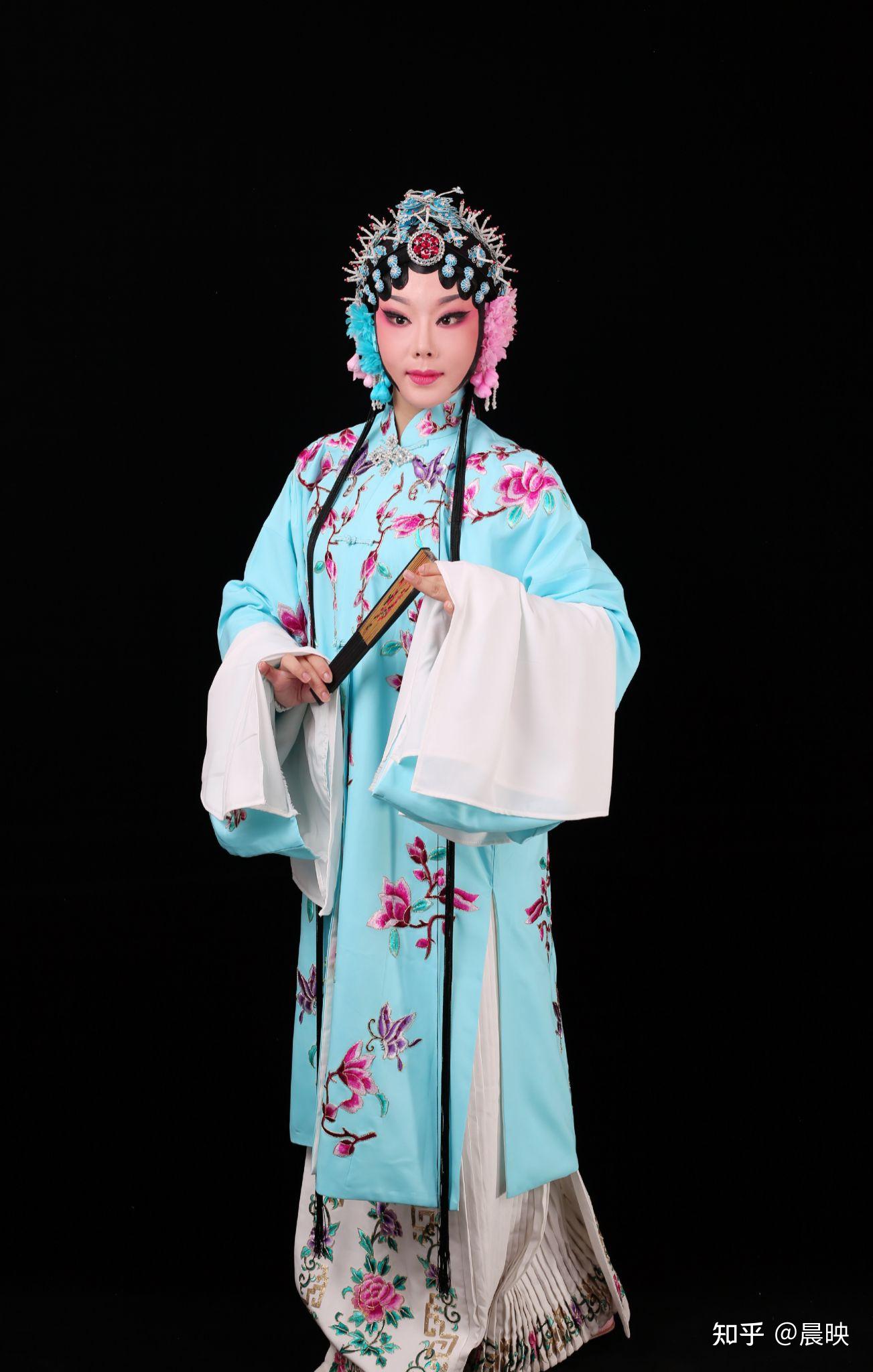 周瑶出身于梨园世家,家中三代皆从事于戏曲行业,自小跟随剧团长大,耳