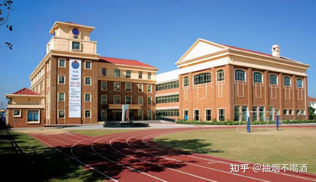 一套校服五千块私立学校老百姓嫌贵学校的回答让人服气