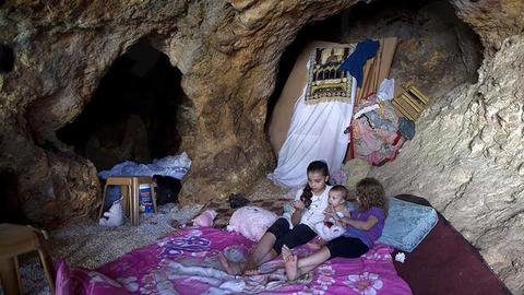 定居点包围着希伯伦 迫使当地巴勒斯坦居民全家生活在洞窟之中 知乎