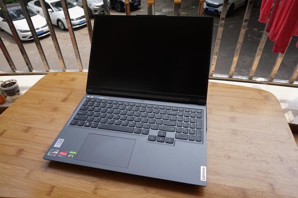 外观照片整体外观a面,因为采用了16:10的屏幕,和上代r7000比,屁股没