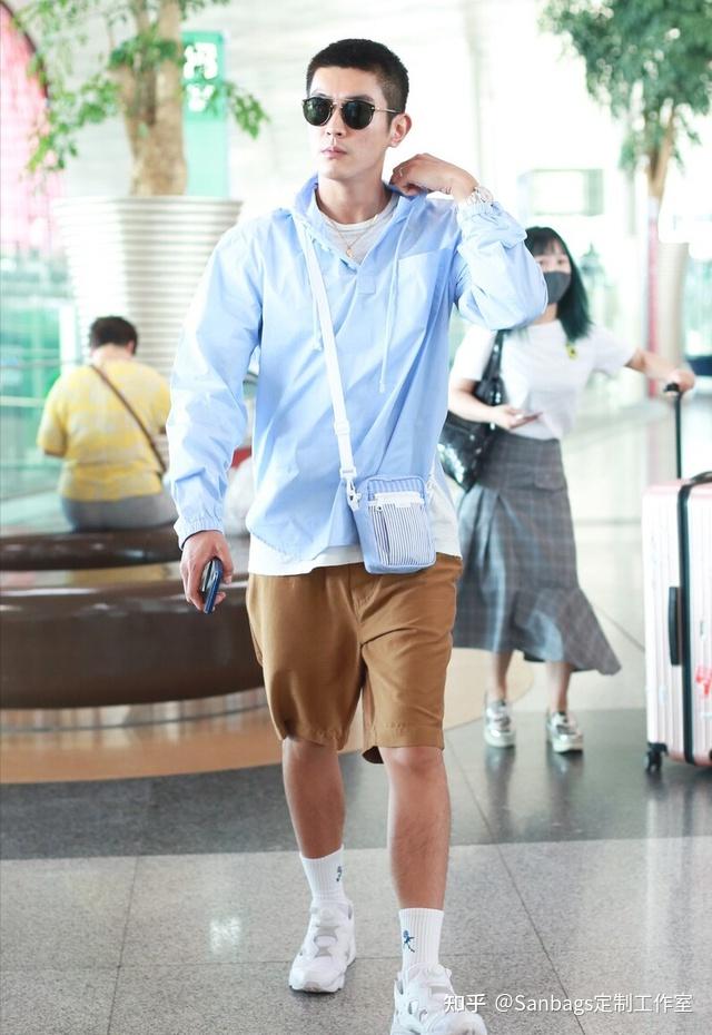 霍思燕一家在机场夫妻均发福杜江穿得像女人手拎香奈儿包包