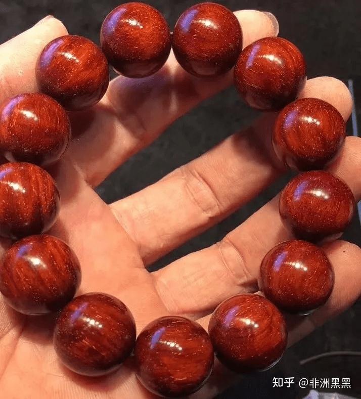 有些朋友很好奇问我,为什么你微信里出售的一些小叶紫檀颜色是黑的?