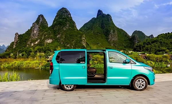 十万元买中大型MPV？北汽王牌M7对标风行菱智PLUS