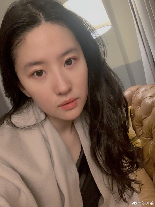 春暖花开 刘亦菲关晓彤刘涛晒自拍美照 知乎