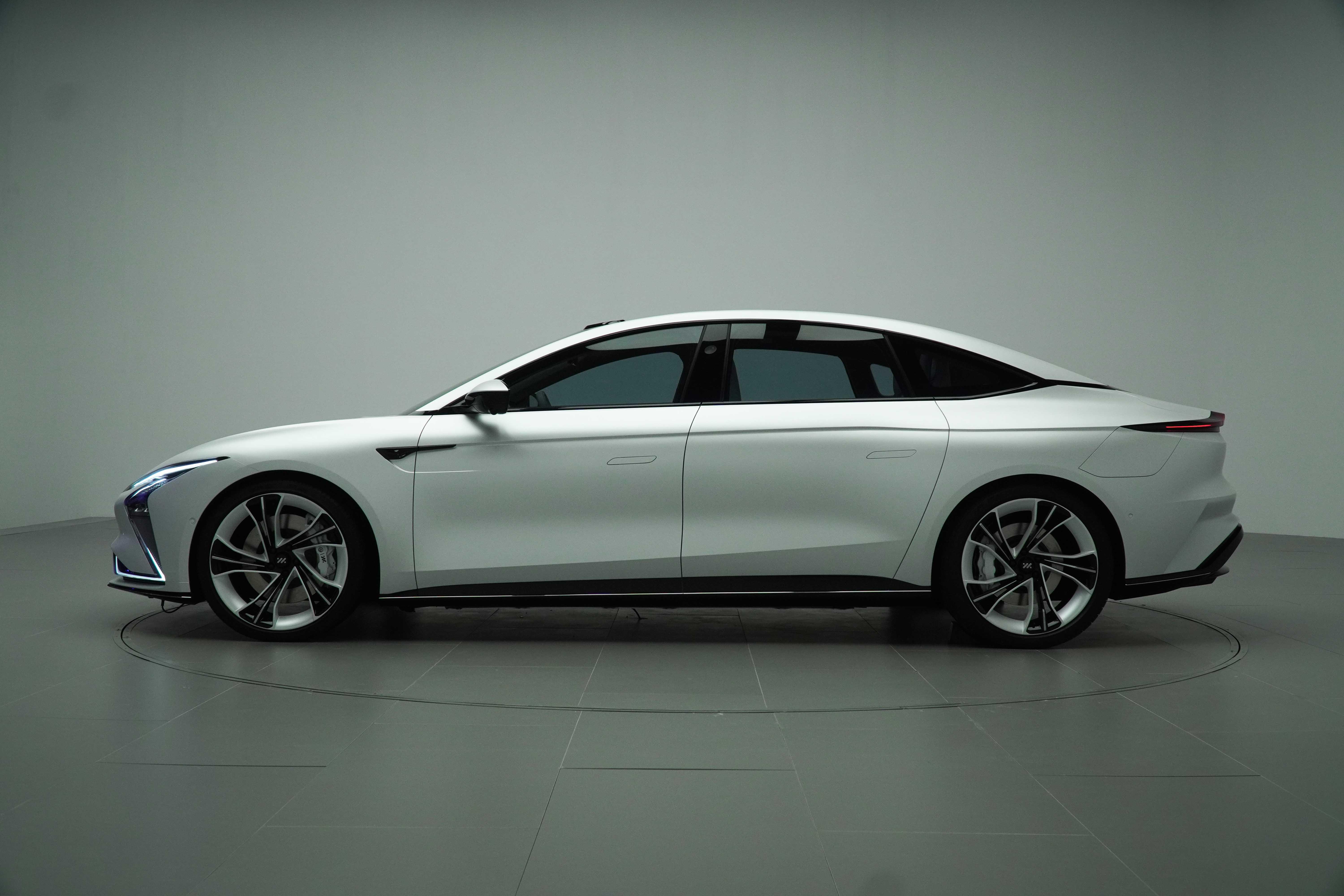 全面瞄准蔚来et7智己l7静态解析