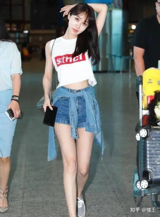 李菲儿穿连体内裤不惧走光频靠打擦边球出圈的她成了黄晓明最香艳前