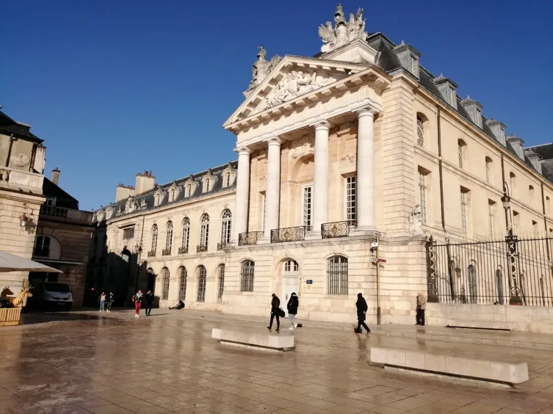 今天小编想给大家介绍一个不是很被人熟知的语言中心——勃艮第大学