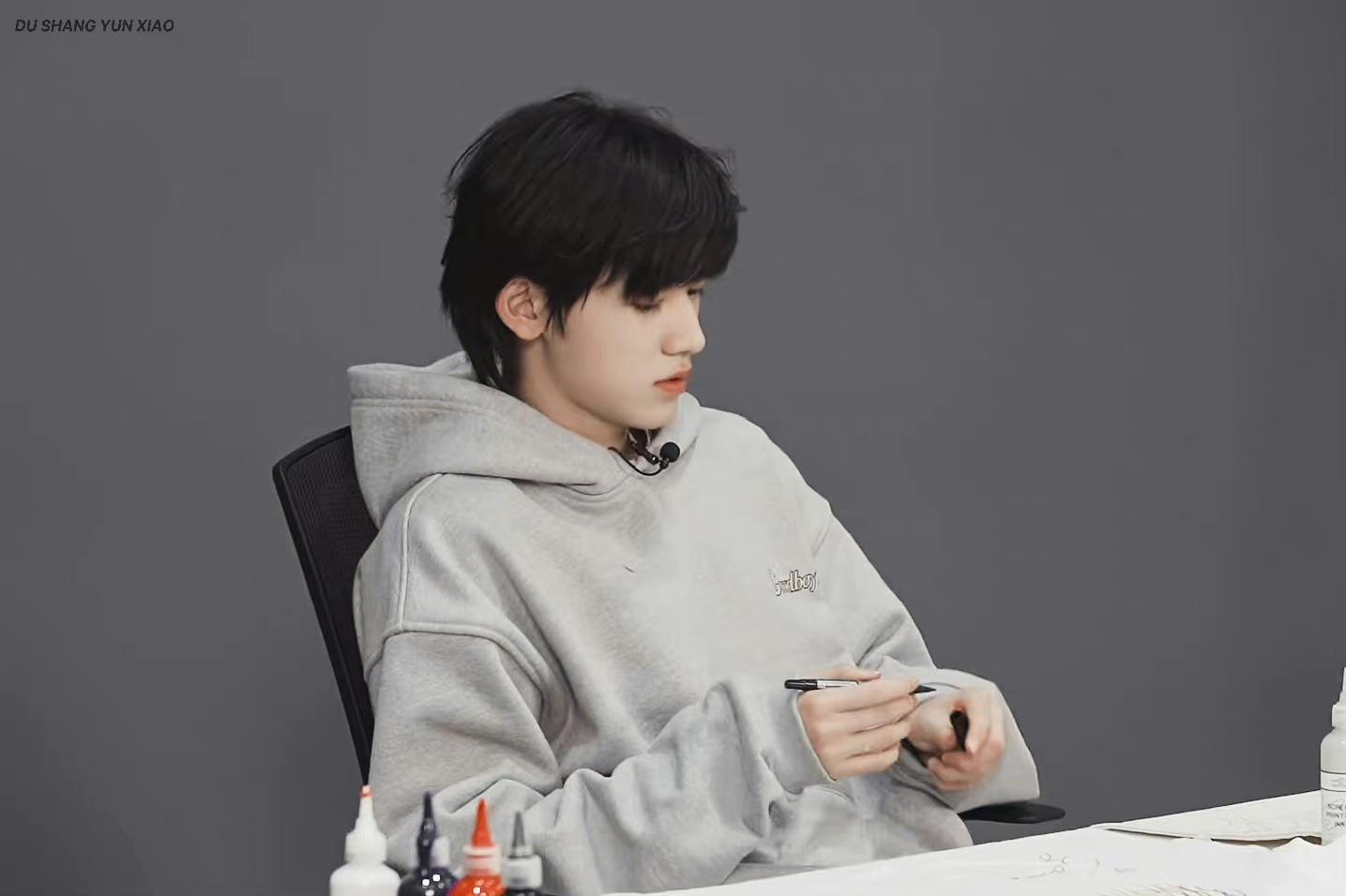 宋亚轩冷脸宋亚轩男友风宋亚轩灰色卫衣宋亚轩限定男高