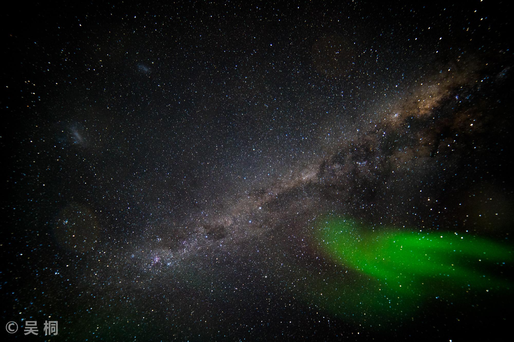 美丽的极光和老式显像管电视机它俩其实很相似