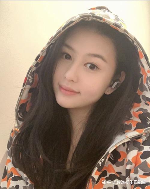 邱淑贞女儿沈月晒自拍比v卖萌可爱甜美长相超精致很迷人