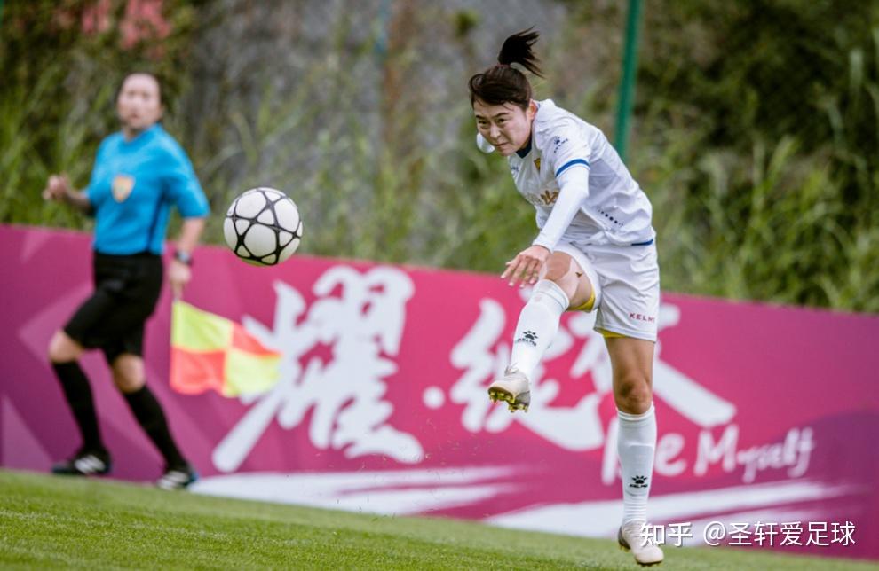 开场第23分钟,武汉队员禁区内犯规,长春女足获得点球,李雯冷静将球打