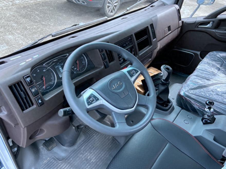 内饰方面,江淮系列车型的内饰大多有共同之处,有着相似的设计语言