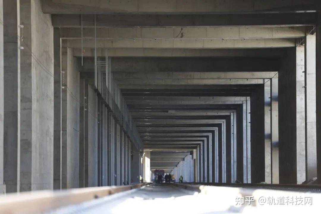 “地下北三环”工程加速推进!北京地铁12号线新车亮相 - 知乎