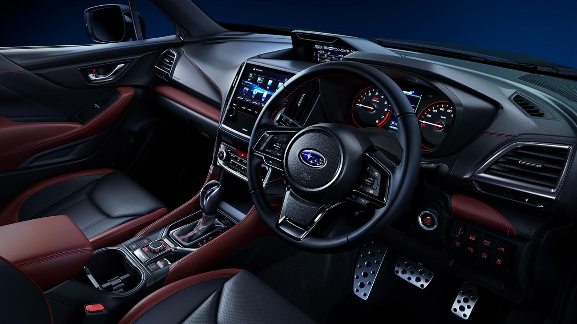 内饰部分,斯巴鲁森林人sti sport采用红/黑双拼配色,并使用大量皮质