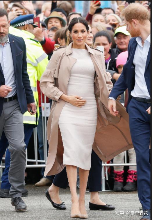 闹大了英国王室秘事被爆出威廉王子竟阻止梅根靠近凯特王妃他在害怕