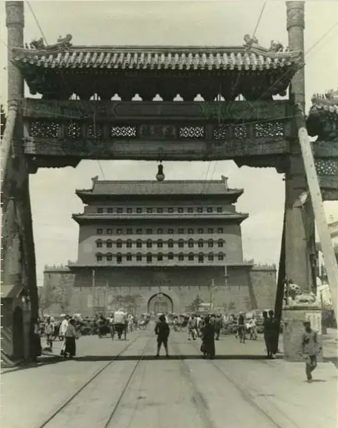 1952年,北京拆除长安左门,长安右门,1954年,北京拆除中华门,使得