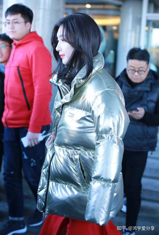 江疏影带妆亮相央视春晚联排身穿红色长裙白到发光美腿抢镜