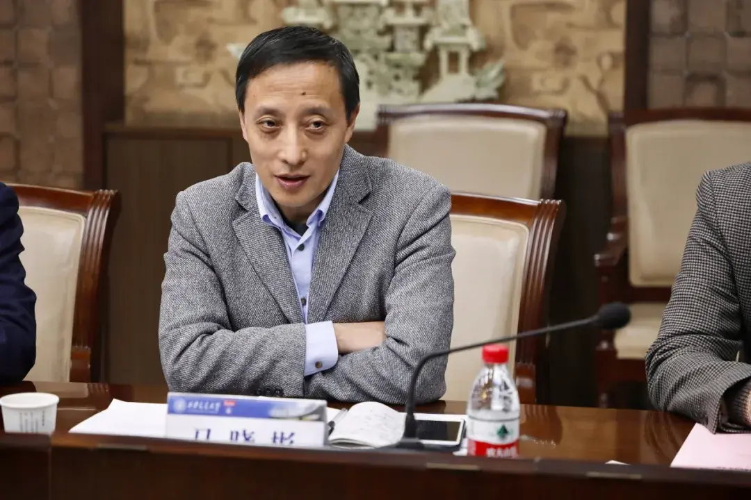 座谈中,西安交通大学管理学院党委书记马晓彬教授首先致欢迎辞,他向