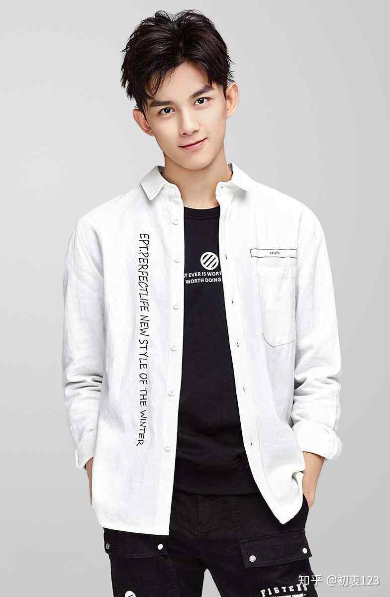 手控要疯吴磊的手也太好看了吧真的好喜欢呀