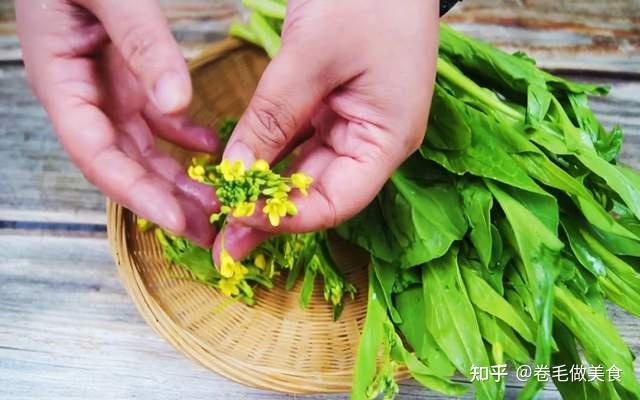 洗菜心时小黄花要摘掉吗老菜农说出了答案看完提醒家人