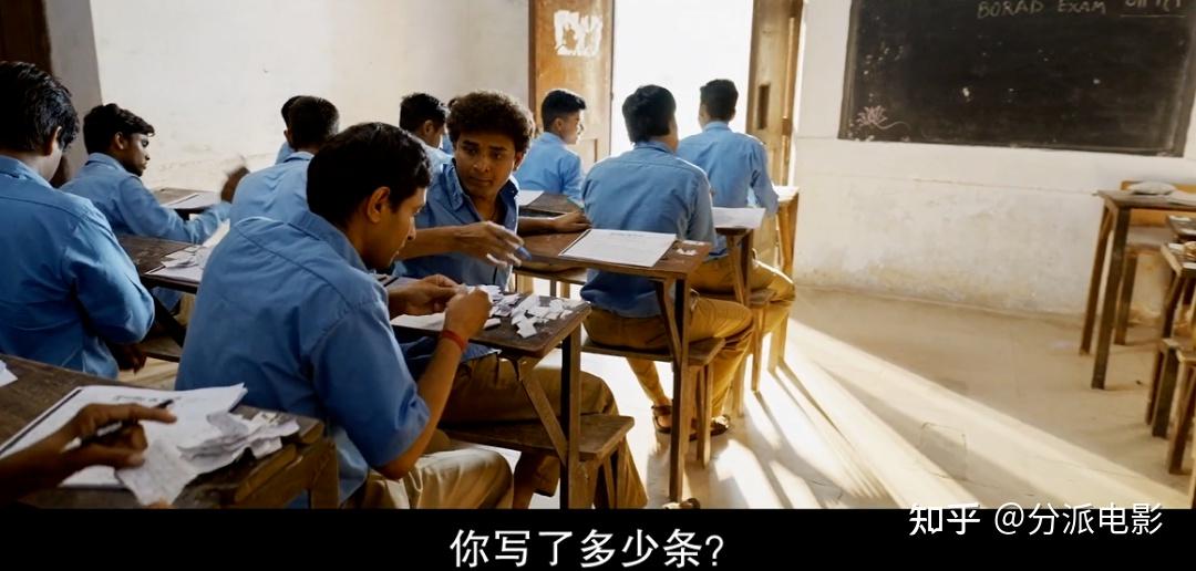 这里的学校每逢期末考试,老师都会在黑板上写下答案,让学生们抄写