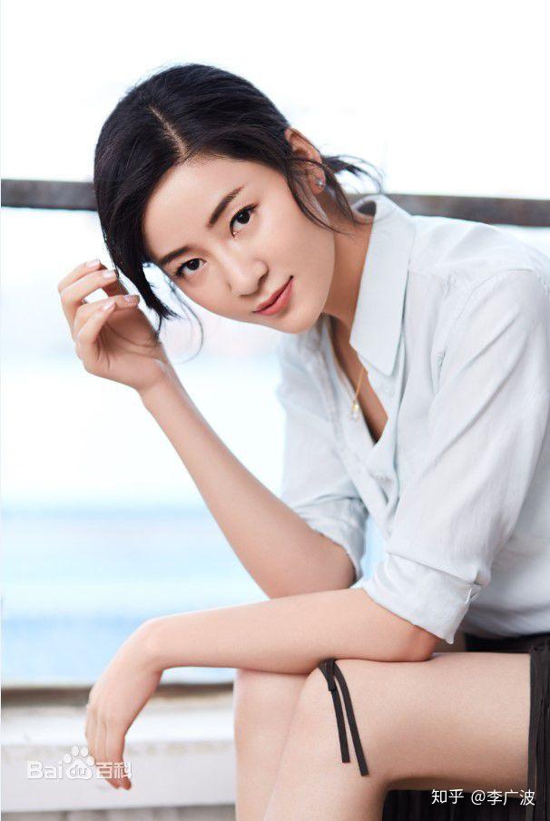 而现实生活中这位女演员叫李凤栖,据说与菅纫姿是闺蜜,整体还算不错