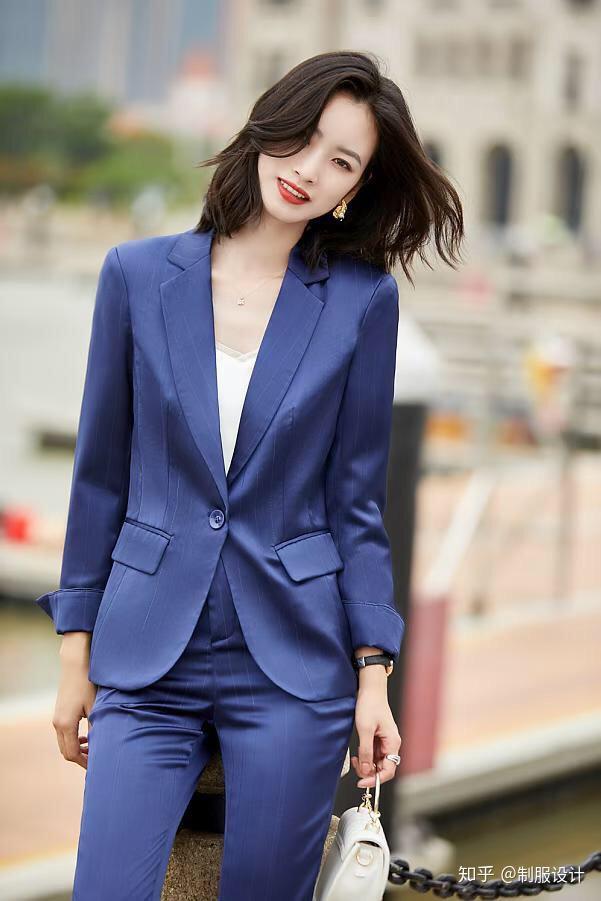 穿搭别总是跟风范冰冰的把职业装穿出复古风经典又耐看