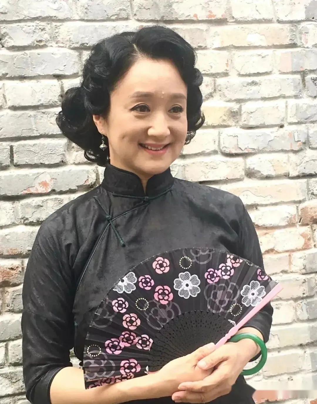 上海妈妈专业户杨昆:穿花穿素都优雅,看不出是60岁的人 