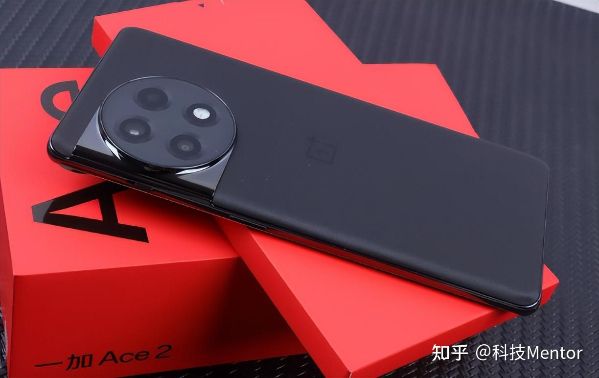 一加ace2采用了一加经典的外观设计,后置的奥利奥镜头模组,简约而不失