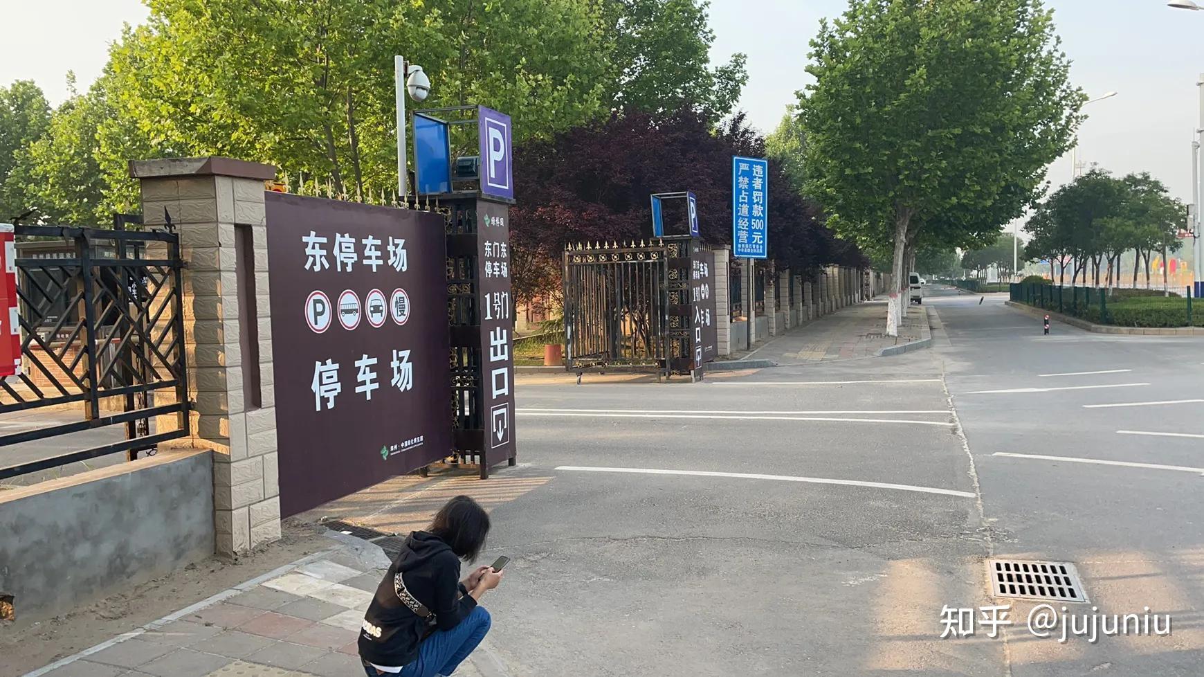 6点30的绿博园东停车场,三五乘客已经在等待乘车