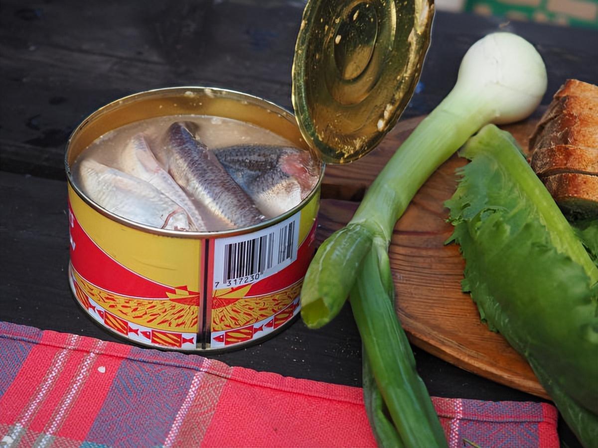 酸鲱鱼罐头.(shutterstock)酸鲱鱼(surstr02mming)以罐头形式出售.