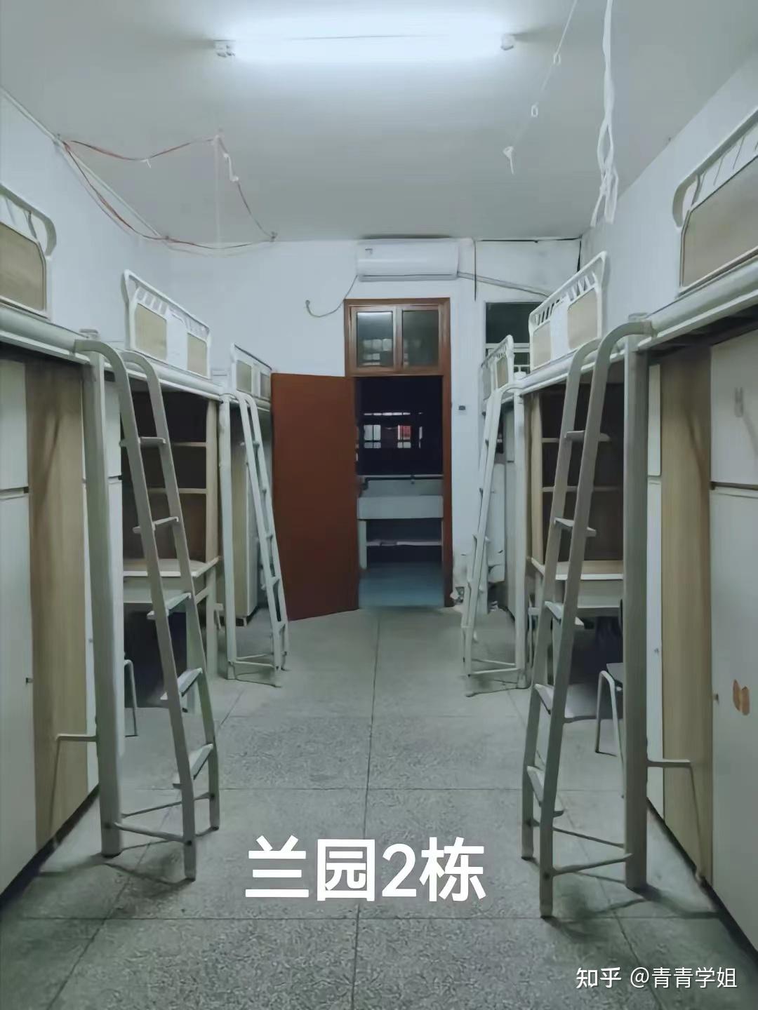 黄冈师范学院的宿舍主要分为南区和北区,南区主要有8人普通套间和4人