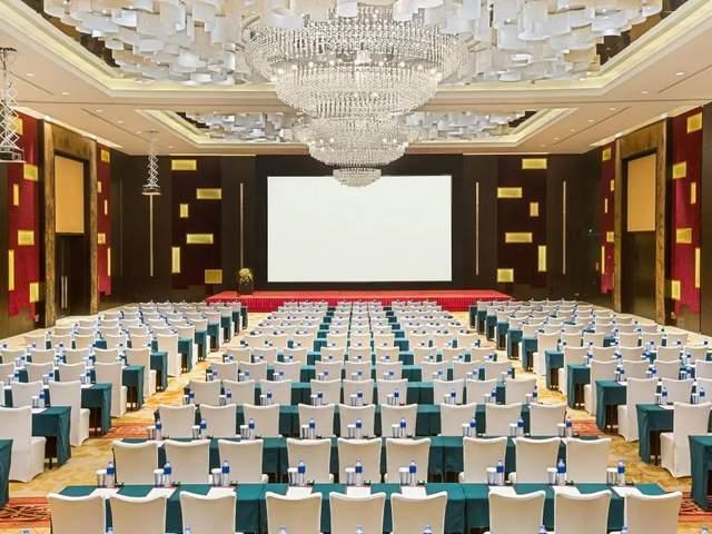 形成中空的正方形,长方形或多边形,椅子摆放在会议桌外围的摆台形式