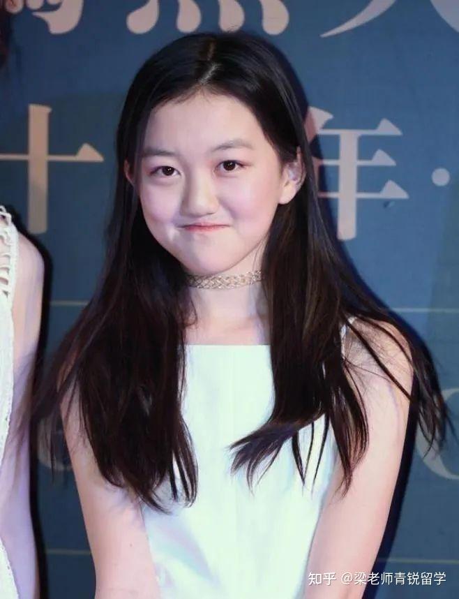 作为王菲的女儿,自幼患有兔唇,因此每次她公开亮相时,总会难免地被人